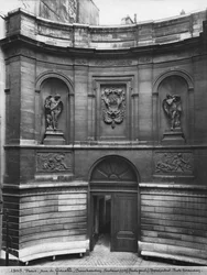 Uitzicht op de fontein van de vier seizoenen, linker deel, rue de Grenelle, 1739-46 (detail)